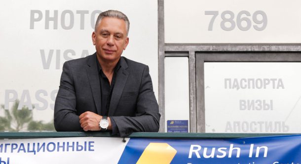Вадим Печерский у офиса Rush In Documentation Center